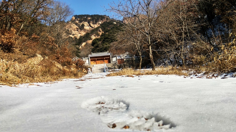 初雪霁，独谒圣仙宫